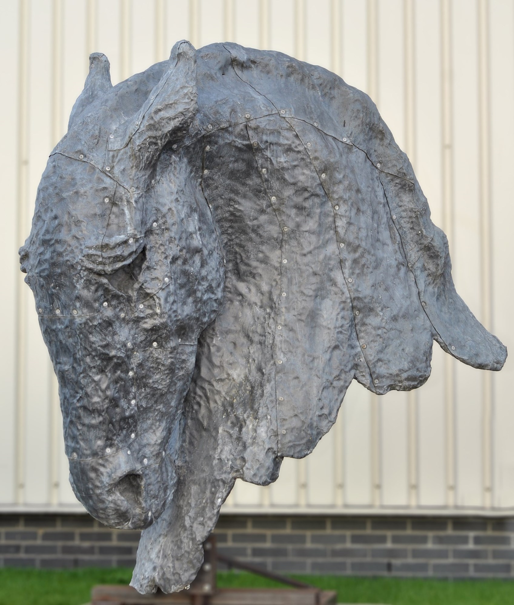 Nic Fiddian-Green ''Into the wind'' - large horse head Lead-covered fibreglass