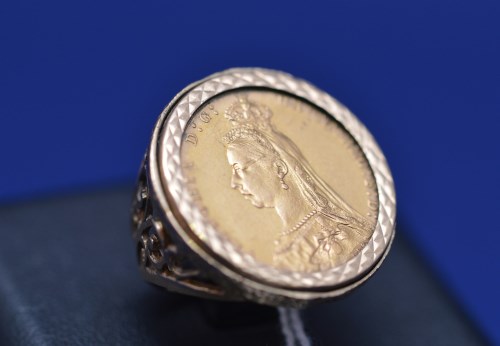 Lot 81 - A Victorian gold sovereign, 1890, in 9ct....