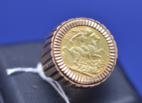 Lot 88 - A George V gold sovereign, 1926, in 9ct....