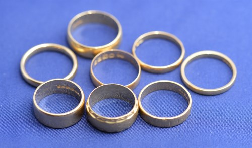 Lot 189 - Eight 18ct. yellow gold wedding bands, mainly...