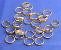 Lot 197 - A quantity of 9ct. gold wedding bands, various...