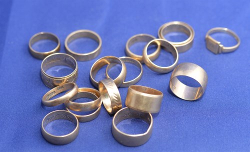 Lot 199 - A quantity of 9ct. yellow gold wedding bands,...