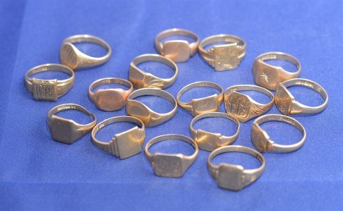 Lot 206 - A quantity of 9ct. yellow gold signet rings,...