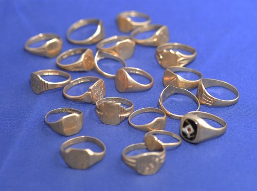 Lot 214 - A quantity of 9ct. yellow gold signet rings,...