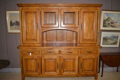 Lot 772 - A large modern oak dresser manufactured by...