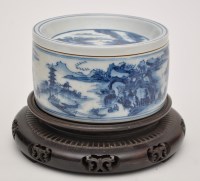 Lot 482 - Chinese blue and white circular box and cover,...