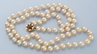 Lot 885 - A cultured pearl necklace, the single row of...