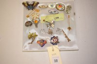 Lot 50 - A selection of decorative brooches, to include:...