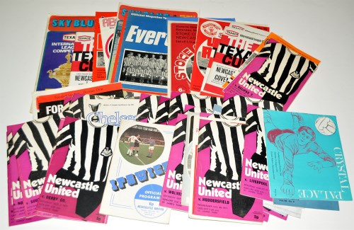 Lot 90 - A near full season 1971-72 Newcastle United...