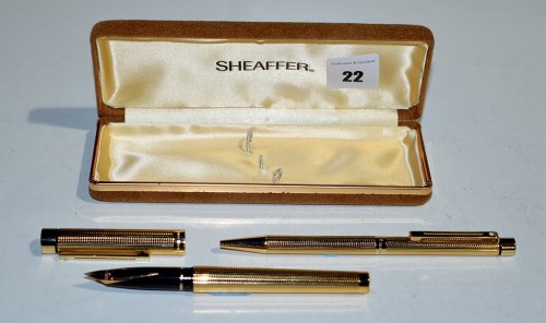 Lot 22 - A Sheaffer pen set, to include: fountain pen...
