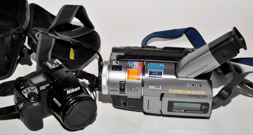 Lot 389 - A Nikon Coolpix 5700 digital camera; in...