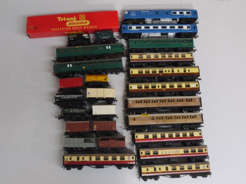 Lot 22 - A quantity of Hornby 00 Dublo and Triang...