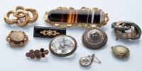 Lot 829 - A quantity of mainly 19th Century brooches,...