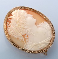 Lot 836 - A 20th Century carved shell cameo brooch, the...