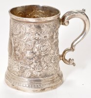 Lot 852 - A George III mug, by John Langlands I and John...