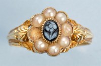 Lot 997 - A Victorian ring, the central banded agate...