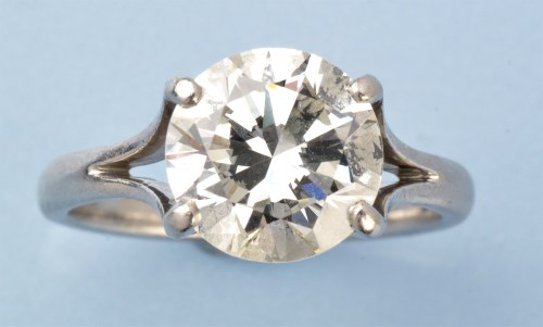 Lot 1016 - A single stone solitaire diamond ring, the...