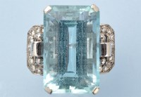 Lot 1022 - An Art Deco style aquamarine and diamond ring,...