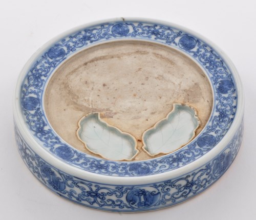 Lot 531 - Blue and white ink stone, the unglazed centre...
