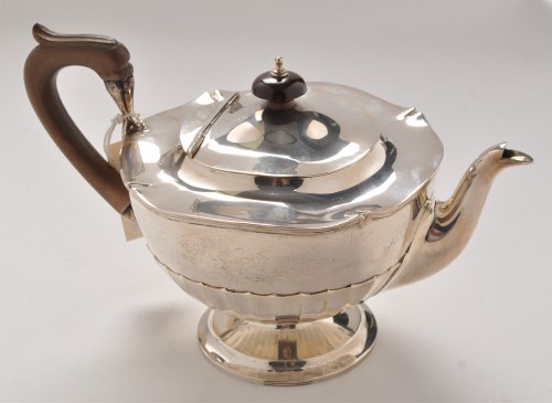Lot 1044 - A George V teapot, by Oldfield Ltd.,...