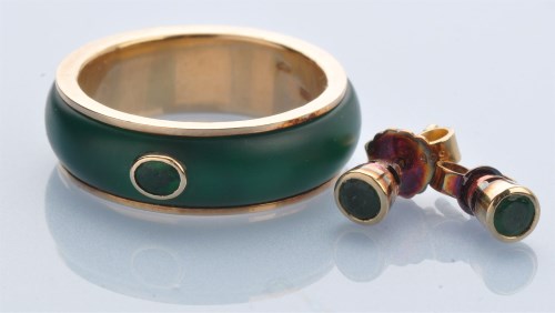 Lot 1207 - An emerald, glass and 14ct. yellow gold ring,...