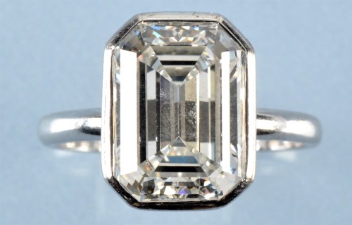 Lot 1263 - An emerald-cut diamond ring, estimated to...
