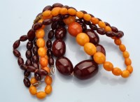 Lot 1274 - An amber necklace, the graduated honeycomb...