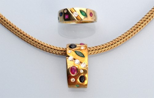 Lot 654 - A gemstone set pendant necklace and matching...