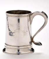 Lot 584 - A George III mug, by John Langlands I & John...