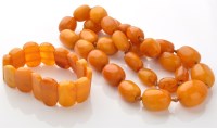 Lot 800 - A honeycomb amber necklace, the single row of...