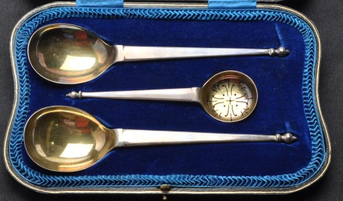 Lot 622 - A George V three-piece fruit serving set, by...