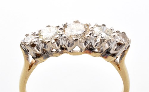 Lot 784 - A five stone diamond ring, the graduated...