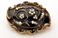 Lot 798 - A Victorian mourning brooch/pendant, of shaped...