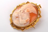 Lot 888 - A Victorian carved shell cameo brooch/pendant,...