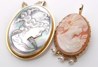 Lot 906 - A mother-of-pearl cameo brooch/pendant,...