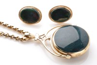 Lot 908 - A modern bloodstone and agate 9ct. yellow gold...