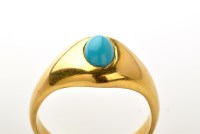 Lot 790 - A turquoise set yellow metal ring, the single...