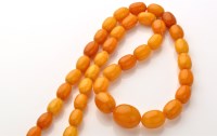 Lot 797 - A single row honeycomb amber bead necklace,...