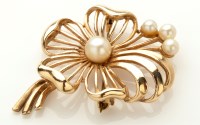 Lot 818 - A 9ct. yellow gold and faux pearl floral...