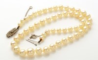 Lot 882 - A single row graduated cultured pearl necklace,...