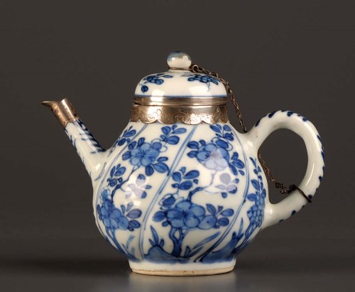 Lot 6 - An 18th Century blue and white teapot, Kangxi...
