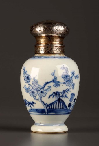Lot 9 - An 18th Century blue and white vase, Kangxi...