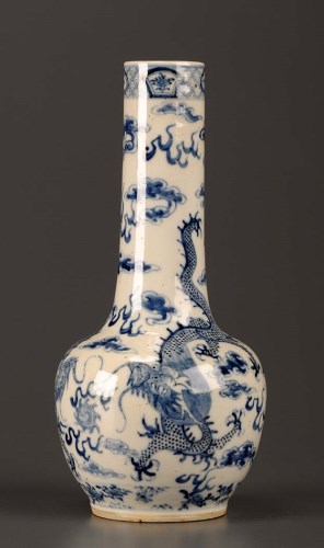 Lot 33 - A blue and white vase, painted with dragons...