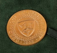 Lot 816 - A 1965 Isle of Man £5 gold coin, celebrating...