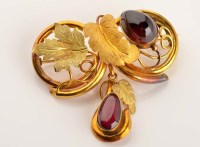 Lot 877 - A Victorian garnet and gold brooch, c.1860,...