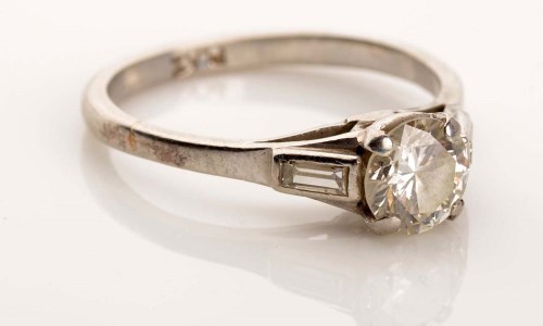 Lot 925 - A single stone diamond ring, c.1930, the...