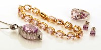 Lot 934 - A suite of jewellery, comprising: a kunzite...