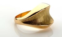 Lot 952 - Just Anderson: a 14ct. gold ring of concave...