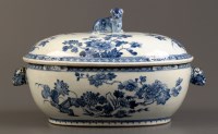 Lot 393 - † A blue and white export tureen, 18th Century,...