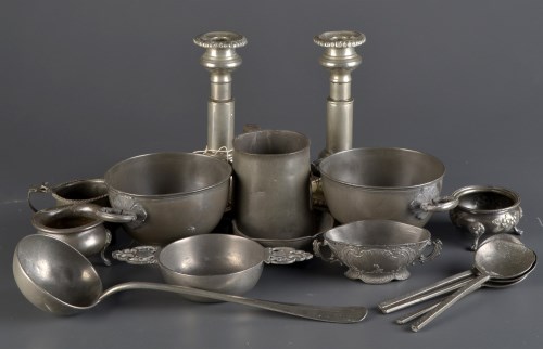 Lot 1268 - A collection of 18th and 19th Century pewter,...